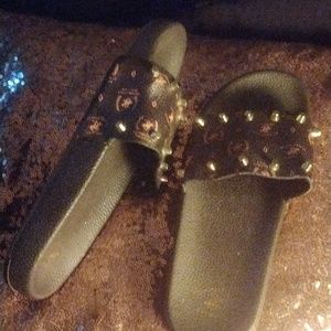 Clogs, brown.with gild rivits.